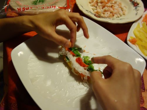 Placer les ingrédients au centre de la galette de riz